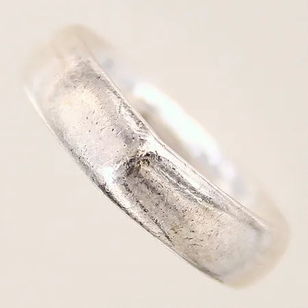 Ring, stl 18½, bredd 6mm, repig, silver 925/1000 Vikt: 8,8 g