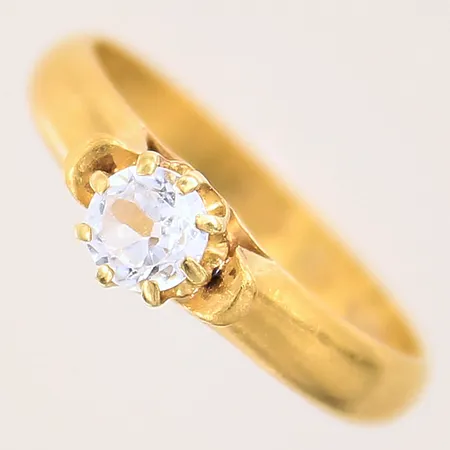 Ring med vit sten, stl 17½, bredd 3,5-5,5mm, repig sten, gravyr, 23K Vikt: 4,3 g