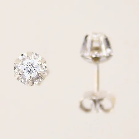 Ett par örhängen med diamanter 2 x ca 0,14ct, 14x6mm, vitguld, 18K Vikt: 1,9 g