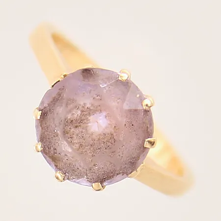 Ring med sten, stl 16¾, bredd 2-10,5mm, slitna klor, repig sten, 18K  Vikt: 3,6 g