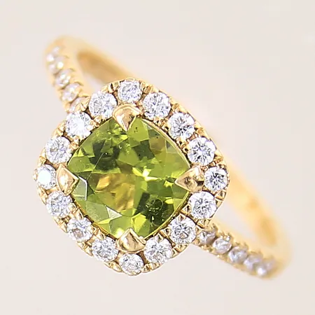 Ring med grön sten samt diamanter 28 x ca 0,01-0,02ct, stl 17, bredd 1,6-10,5mm, otydliga stämplar, 18K Vikt: 3,6 g