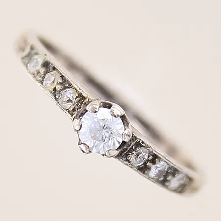 Ring med vita stenar, stl 17, bredd 1,5-4,5mm, repig, silver 925/1000 Vikt: 1,6 g