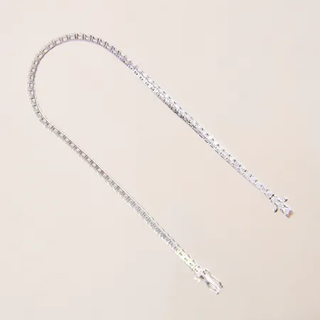 Armband, Rivière, med diamanter 82 x ca 0,02ct, totalt 1,93ctv enligt gravyr, flertalet av diamanterna indikerar på att vara syntetiska, längd 17,5cm, bredd 2mm, vitguld, mindre ojämnheter, 18K  Vikt: 6,7 g