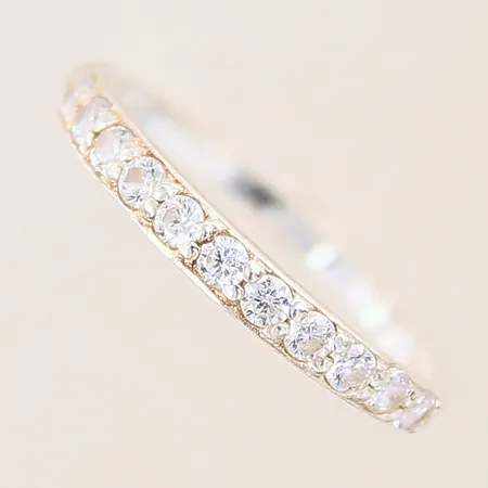 Ring med vita stenar, stl 17, bredd 1,7-2,5mm, silver 925/1000 Vikt: 1,4 g