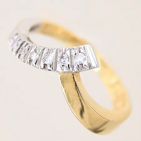 Ring med diamanter totalt 0,10ctv enligt gravyr, stl 18¼, bredd 2-4mm, troligen omgjord skena, delvis vitguld, 18K  Vikt: 3,6 g