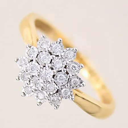 Ring med diamanter 12 x ca 0,01ct, stl 17¼, bredd 2-11mm, GHA, vitguldsdetaljer, 18K  Vikt: 3,5 g