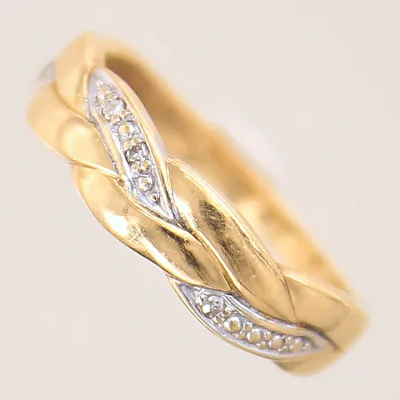 Ring med diamanter 3 x ca 0,005ct, stl 16, bredd 2-5mm, GHA, 18K  Vikt: 2,4 g