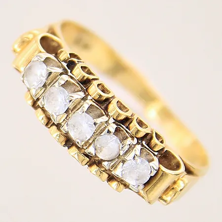 Ring med vita stenar, stl 18¼, bredd 2-6,5mm, 18K Vikt: 3,2 g