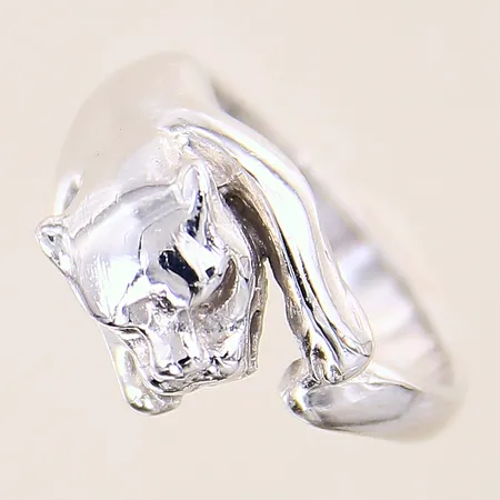 Ring med motiv av en panter, stl 16, bredd 3-12mm, vitguld, 18K  Vikt: 7,5 g
