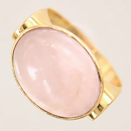 Ring med rosenkvarts, stl 18, bredd 2,5-13mm, sprickor i sten, 18K Vikt: 5,2 g