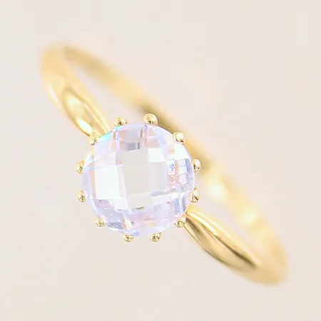 Ring med vit sten, stl 20, bredd 1-8mm, GHA, sten med slitage, något skev skena, 18K  Vikt: 1,8 g
