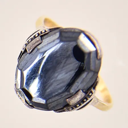 Ring med hematit, stl 18, bredd 1,7-17mm, repig sten, ringskena 18K samt silver infattning, 18K/silver 830/1000 Vikt: 5,2 g