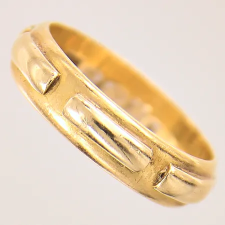 Ring, stl 20¾, bredd 6mm, gravyr, 20K Vikt: 10 g