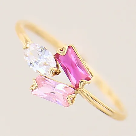 Ring med vit och rosa kubiska zirkoner samt en rosa safir, stl 16½, bredd 1-8mm, ostämplad, 18K  Vikt: 0,9 g