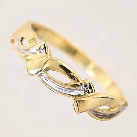 Ring med diamanter 3 x ca 0,005ct, stl 17¾, bredd 2-5mm, vitguldsdetaljer, 18K  Vikt: 2,1 g