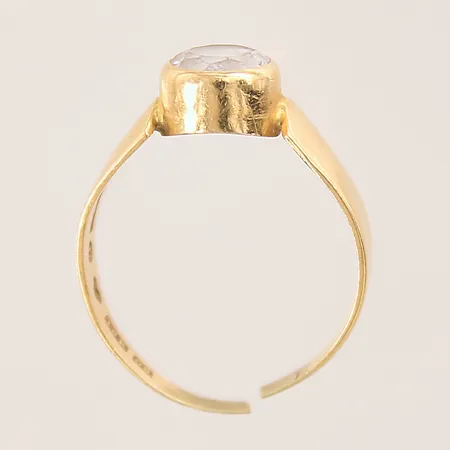 Ring med vit sten, defekt skena, sten med slitage, 18K  Vikt: 2 g