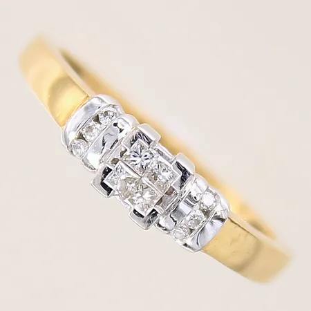 Ring med diamanter 4 x ca 0,05ct prinsesslipade, 6 x ca 0,01ct, stl 18, bredd 1,7-5mm, tvåfärgad, GHA, 18K Vikt: 3,1 g