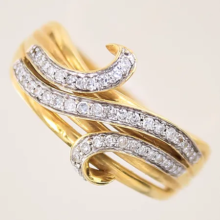 Ring med 8/8 slipade diamanter 46 x ca 0,005-0,01ct, stl 18½, bredd 2-13mm, en diamant saknas, GHA, 18K Vikt: 5,5 g