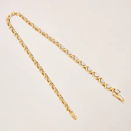 Armband med 8/8 slipade diamanter 30 x ca 0,01ct, 240 x ca 0,005ct, längd 19cm, bredd 5mm, flertalet diamanter indikerar på syntetiska, GHA, 18K Vikt: 14,2 g
