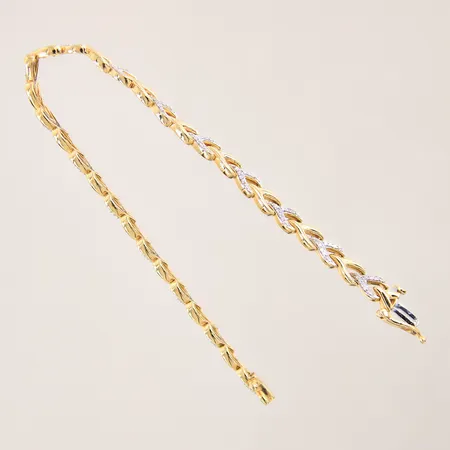 Armband med 8/8 slipade diamanter 112 x ca 0,005ct, längd 18cm, bredd 5mm, flertalet diamanter indikerar på syntetiska, GHA, 18K Vikt: 12,3 g