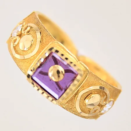Ring med lila samt vita stenar, stl 17¼, bredd 2-9mm, 21K Vikt: 5 g