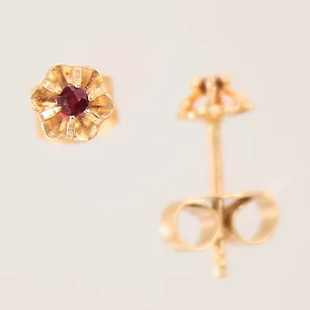 Ett par örhängen med röda stenar, 11x4,2mm, 18K Vikt: 0,6 g