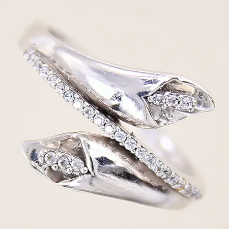 Ring med vita stenar, stl 18¼, bredd 2-14mm, vitguld, skena med mindre buckla, 18K  Vikt: 3,6 g