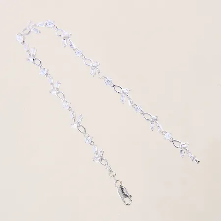 Armband med vita stenar, längd 18,5cm, bredd 3-6,5mm, vitguld, 18K Vikt: 6,8 g