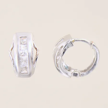 Ett par örhängen, creoler, med vita stenar, Ø14mm, 3-9mm, vitguld, 18K Vikt: 3,3 g