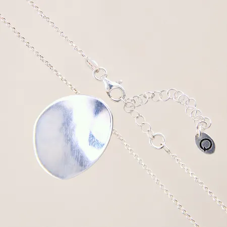 Collier med integrerat hänge, längd 42,5-48cm, bredd 1-28mm, repig, GHA, silver 925/1000 Vikt: 7 g