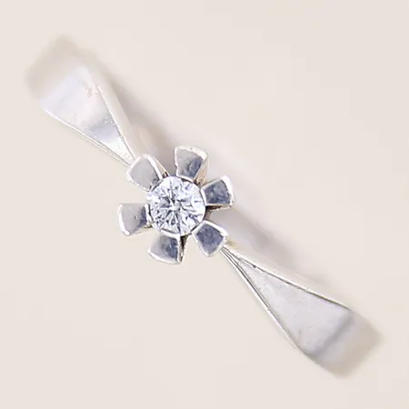 Ring med vit sten, stl 17, bredd 2-5mm, silver 925/1000 Vikt: 2,2 g