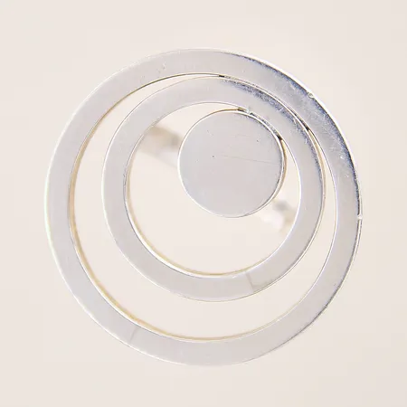 Ring med dekor, stl 16¾, bredd 3,7-30mm, silver 925/1000 Vikt: 12,4 g