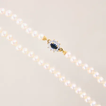 Pärlcollier med odlade sötvattenspärlor, 5,0-5,5mm, längd 42cm, lås i oädel metall med stenar