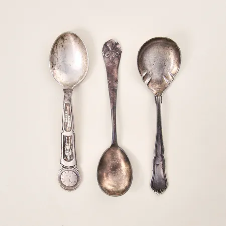 Diverse silverskedar, gravyr, repiga, slitage, silver 830/1000 Vikt: 70,8 g