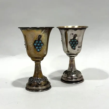 Bägare 2st, med dekor samt glasdetaljer i turkos färg, höjd 9,5cm, silver 925/1000 Vikt: 56,9 g