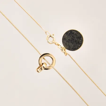 Collier Ormlänk med två hängen varav ett är integrerat, Efva Attling, Ring Around Pendant, längd 45cm, bredd 1-10mm, originaletui med slitage, länk med ojämnheter, ytliga bruksrepor, integrerat hänge med gravyr, 18K  Vikt: 5,7 g