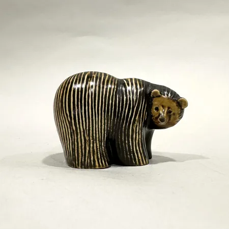 Figurin Brunbjörn, ur serien Lilla skansen, Lisa Larson för Gustavsberg, höjd ca 6,5cm, längd 9cm, stengods, stämpelmärkt, mindre tillverkningsfel