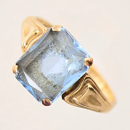 Ring med syntetisk spinell, stl 16¼, bredd 2-10mm, sten med nagg samt slitage, 18K  Vikt: 2,8 g