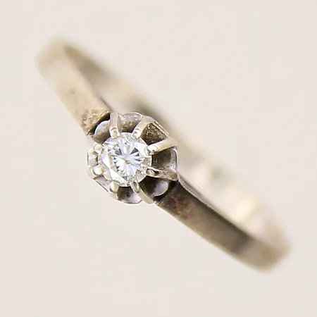 Ring med diamant ca 0,08ct, stl 15½, bredd 1,5-4,5mm, vitguld, i behov av omrodiering, 18K  Vikt: 1,6 g