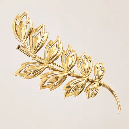 Brosch med bladdekor, 55x24mm, något skev nål, 18K  Vikt: 5,8 g