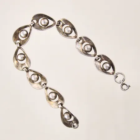 Armband med dekor, längd 18,5cm, bredd 2-12mm, ostämplat, silver 830/1000 Vikt: 8,7 g