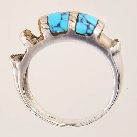 Ring med turkoser, stl 18, bredd 4,5-9mm, skev, skadade stenar, stenar saknas, silver 925/1000 Vikt: 5,8 g