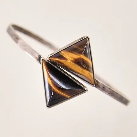 Armring med tigeröga, Ø65mm, skev, silver 830/1000 Vikt: 15,8 g