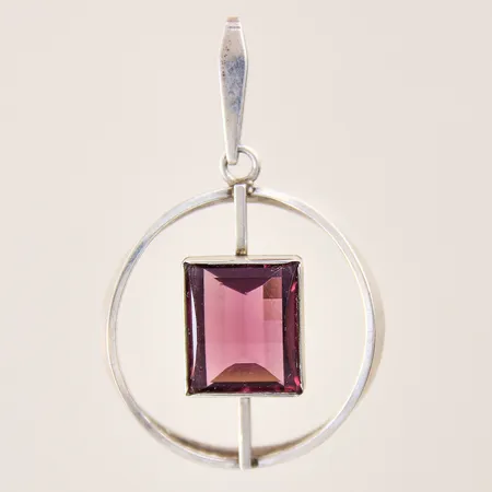 Hänge med lila sten, 49x30,5mm, nagg samt repig sten, skev, silver 835/1000 Vikt: 7,8 g
