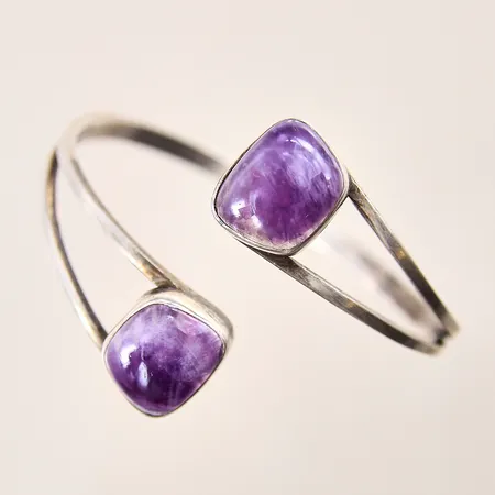 Armring med ametister, Ø60mm, bredd 4,2-42mm, öppen modell, silver 830/1000 Vikt: 23,5 g