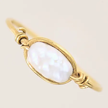 Ring med odlad pärla, stl 17, bredd 1-5,7mm, vassa detaljer, skev, 18K Vikt: 1 g