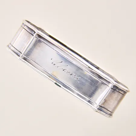 Servettring, längd 6cm, bredd 17mm, gravyr, silver 830/1000 Vikt: 12 g