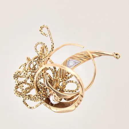 Guldsmycken, diamanter 2 x ca 0,01ct, pärla, av/defekt, gravyr, 14K Vikt: 6,3 g