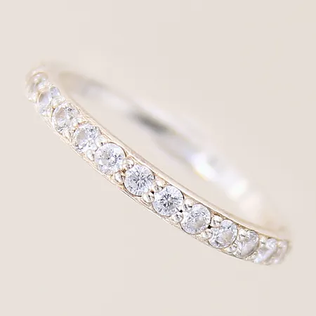Ring med vita stenar, stl 17, bredd 1,5-2,3mm, silver 925/1000 Vikt: 1,4 g