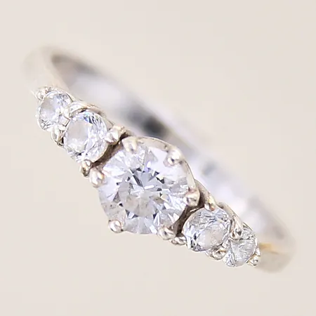Ring med vita stenar, stl 17, bredd 2-6mm, GHA, silver 925/1000 Vikt: 2,1 g